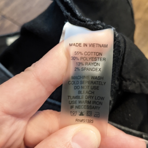 Two by Vince Camuto Black Bermuda Shorts - Picture 4 of 6